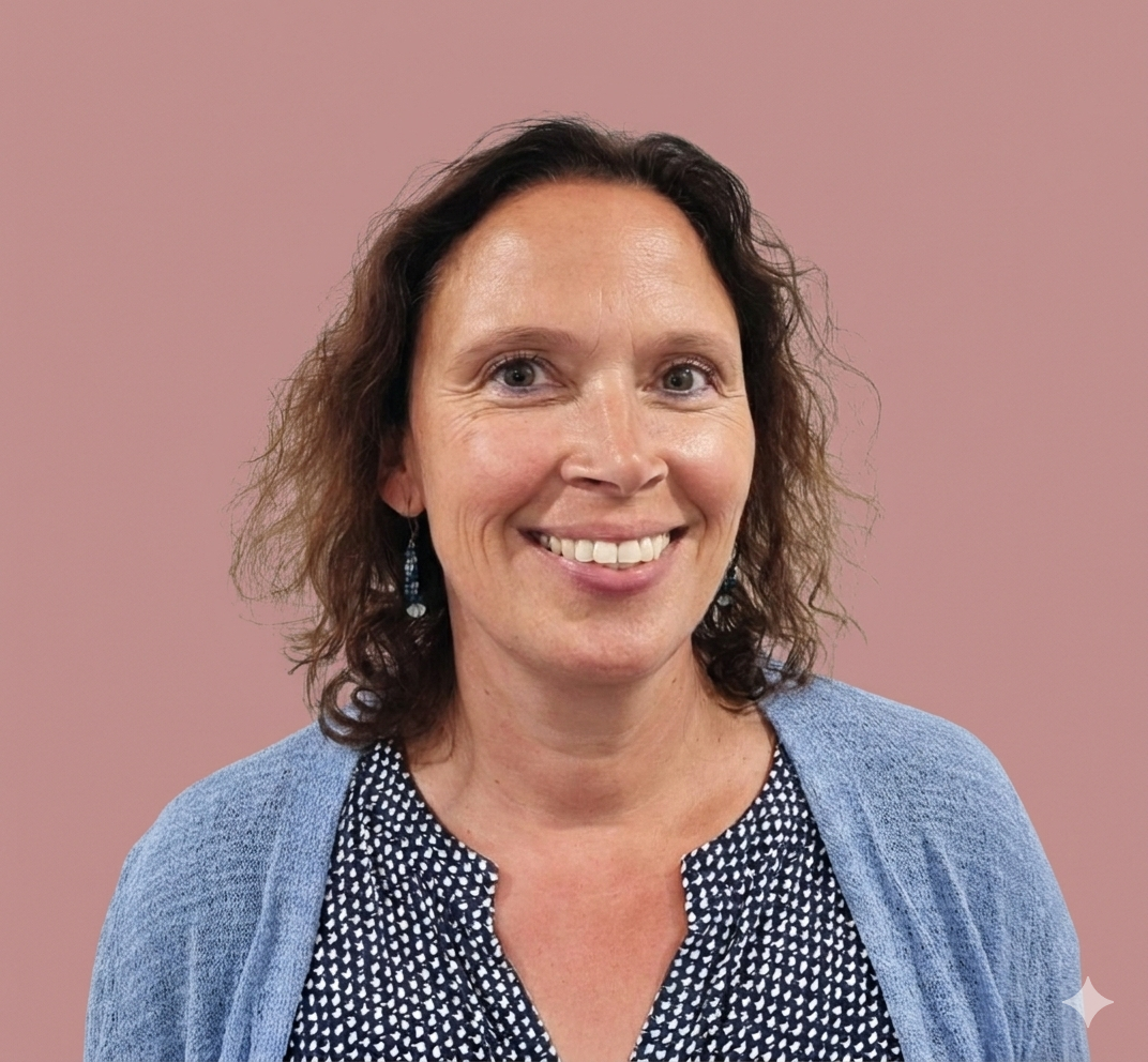 Eine Frau, die drinnen auf einer Matte Yoga praktiziert und sich dabei auf Entspannung und Fitness konzentriert.